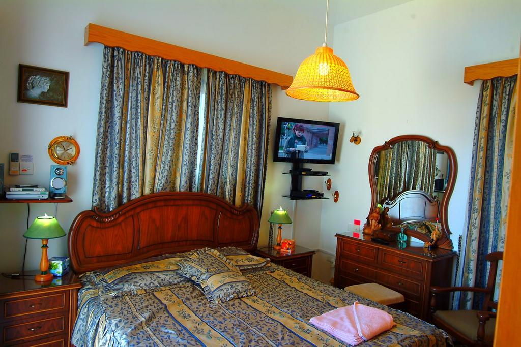 Astrofegia Beachfront Villa Pomos Chambre photo