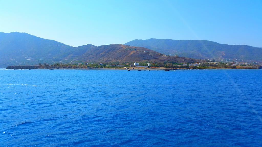 Astrofegia Beachfront Villa Pomos Chambre photo