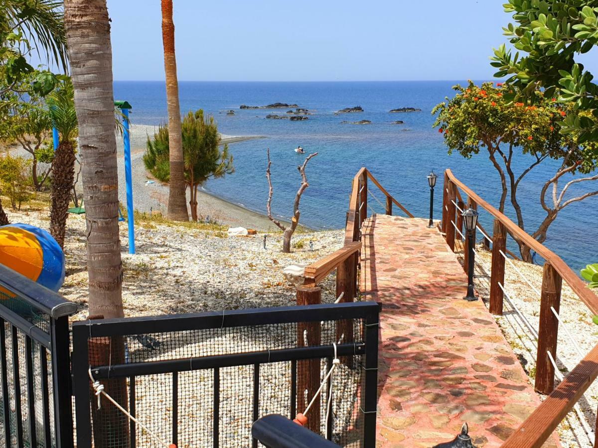 Astrofegia Beachfront Villa Pomos Extérieur photo