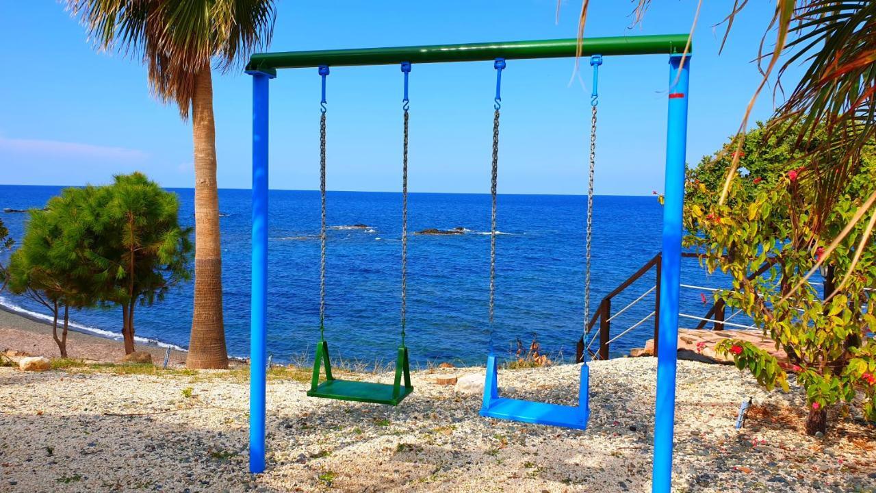 Astrofegia Beachfront Villa Pomos Extérieur photo